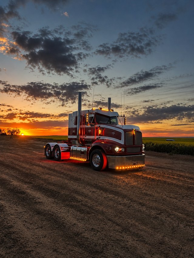 Kenworth T608 float truck